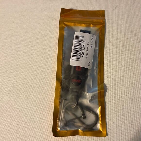 GMC key fob Keychain in black leather NWT - Picture 4 of 4